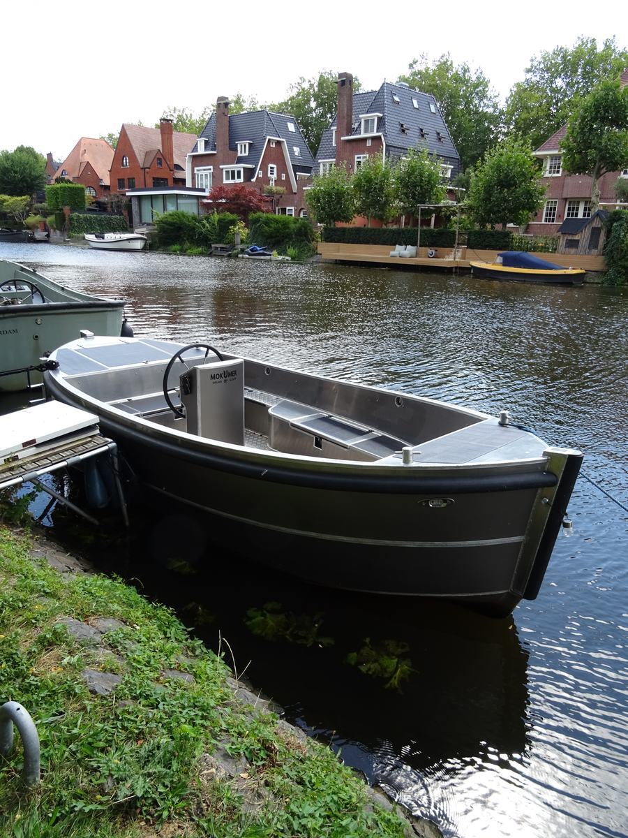Aluminium elektrische sloep afgemeerd aan een gracht
