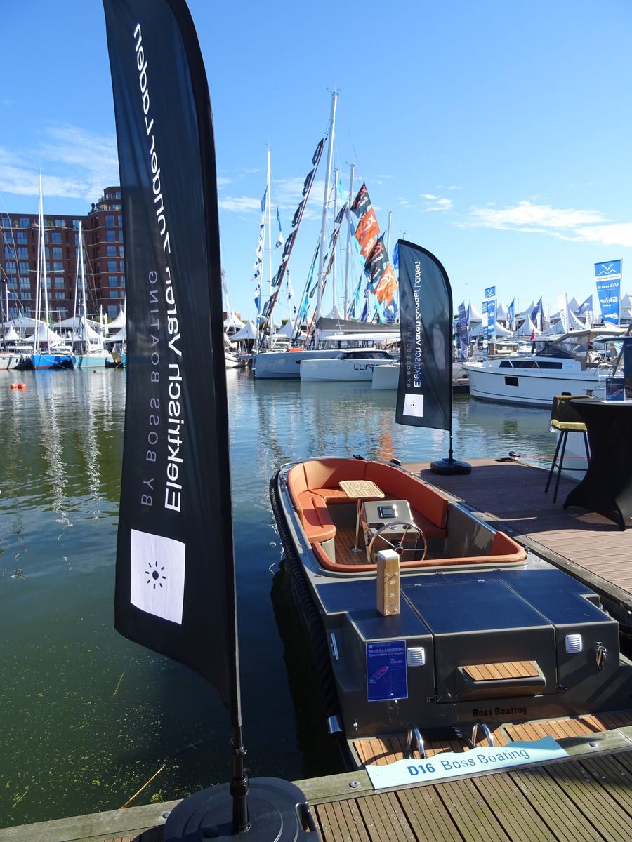 Elektrische sloep van Boss Boating op de beursstand, steiger D16