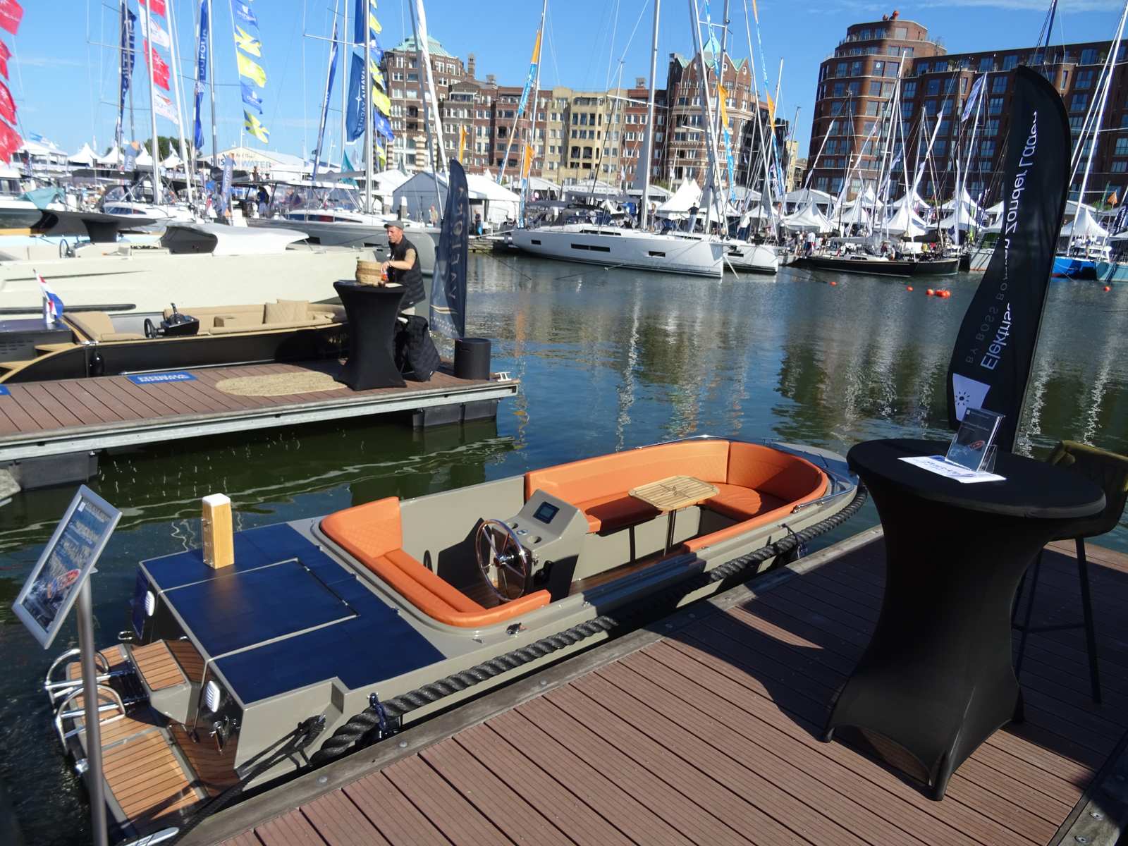 Elektrische sloep van Boss Boating aan de steiger op een botenbeurs