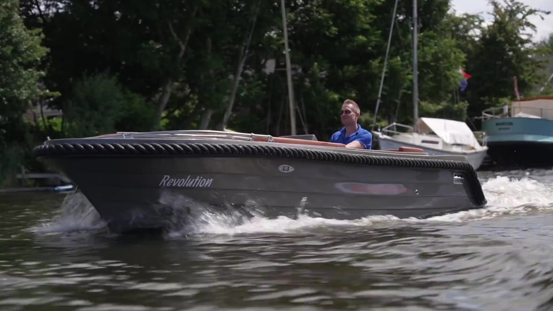 Elektrische sloep Revolution vaart over het water